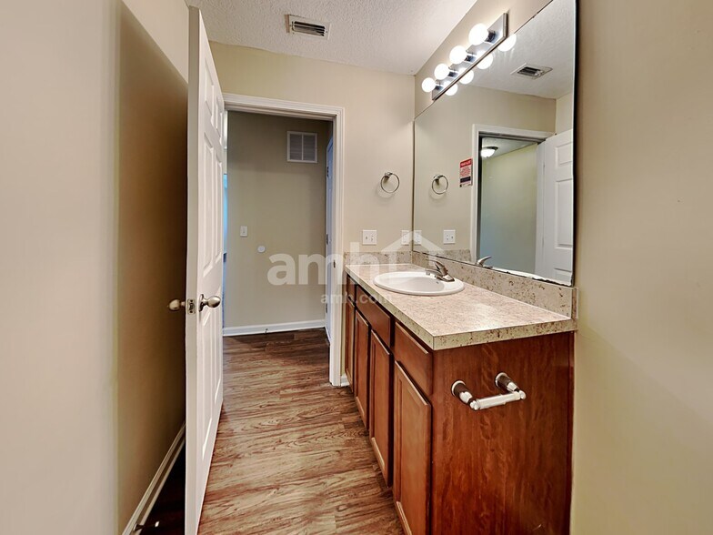 Building Photo - 5723 Village Pond Cir