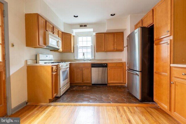 Building Photo - 404 S Croskey St