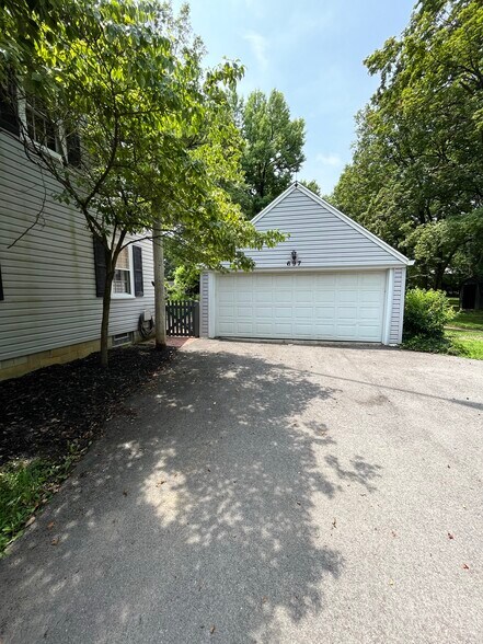 Building Photo - 697 Rosehill Rd