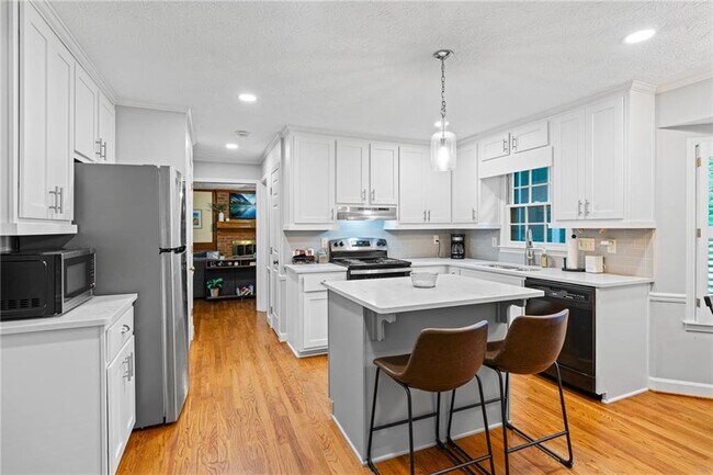 Building Photo - 766 Chesterfield Dr