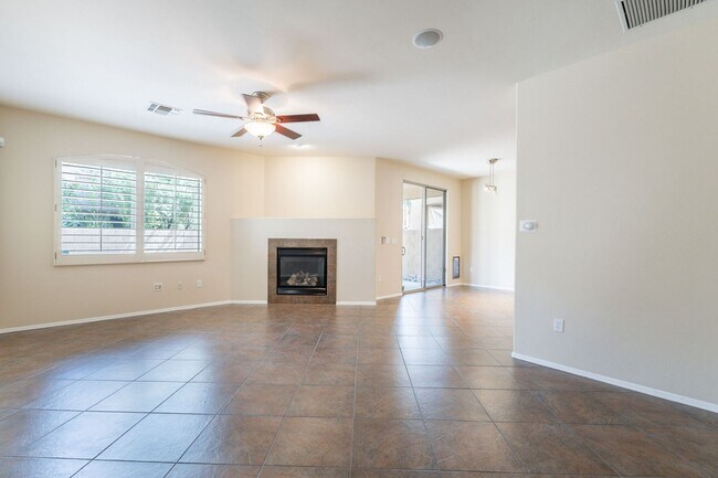 Building Photo - Bright, Spacious Riverside Crossing Retrea...