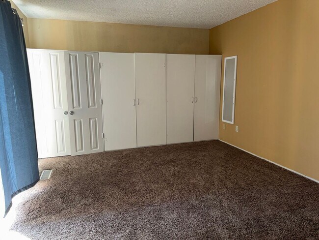 Building Photo - 1140 Hartford Pl