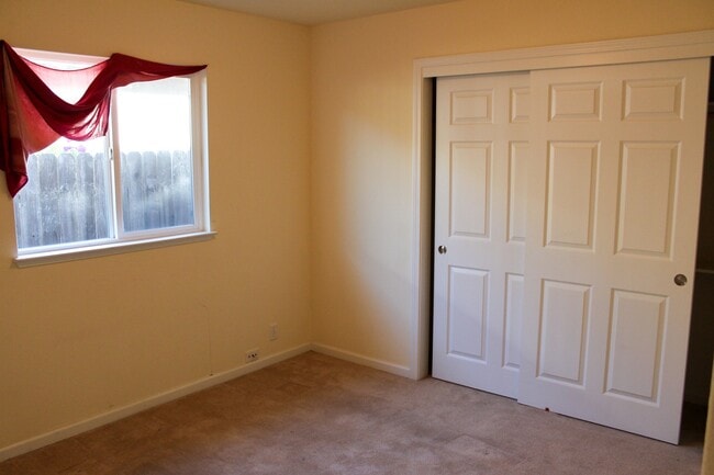 Building Photo - 3 Bedroom, 2 Bath With Appliances