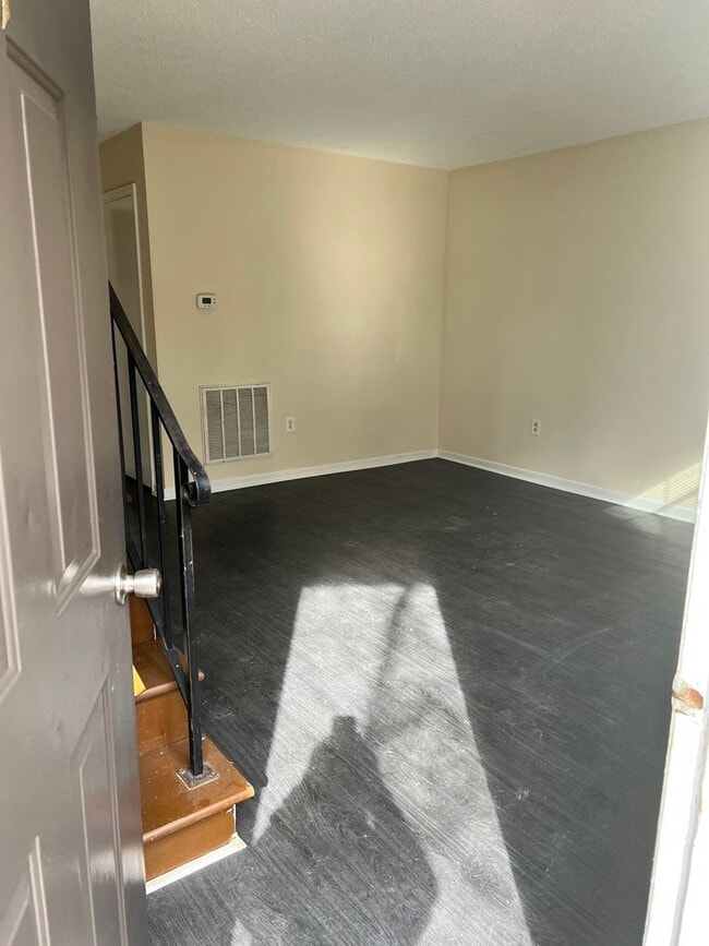 Building Photo - 2 Br 1 1/2 Bath Townhome