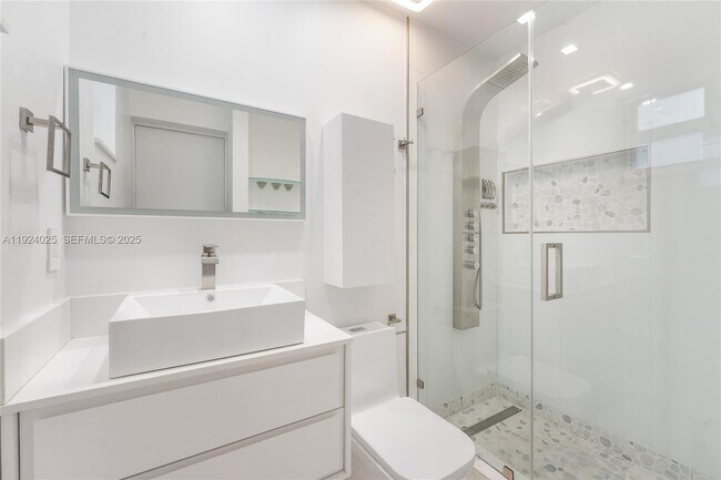 Building Photo - 801 NE 76th St