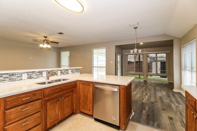 Building Photo - 5912 Hillview Dr