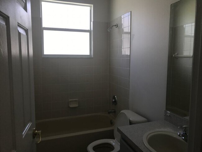 Building Photo - "Charming 3-Bedroomt with 2 Full Baths in Kissimmee – Your Spacious 1,839 Sq Ft Sanctuary Awaits!...