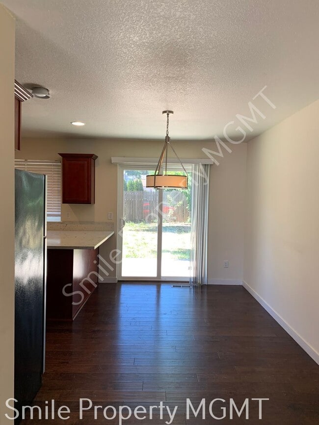 Building Photo - single house