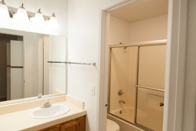 Building Photo - Great location, 2 Bedroom Condo