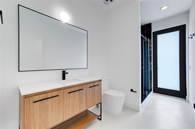 Building Photo - 2550 Jardin Terrace