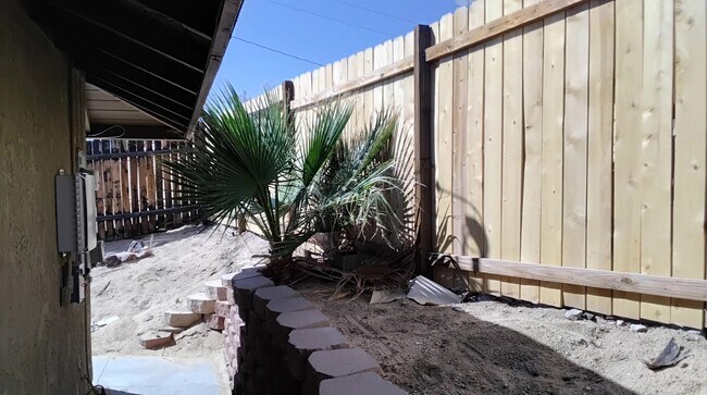 Building Photo - Pool Home in 29 Palms
