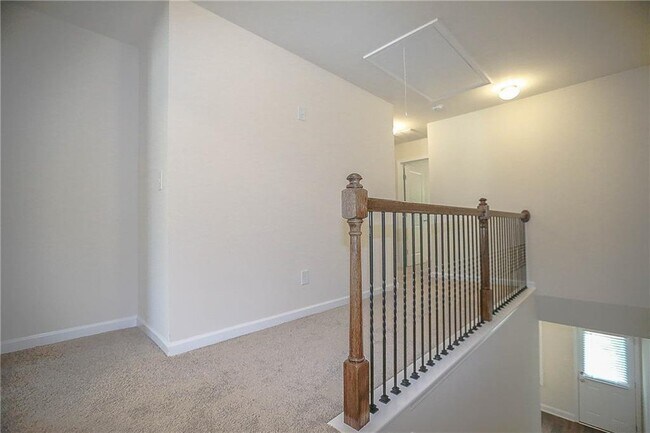 Building Photo - 327 Cashes Ct