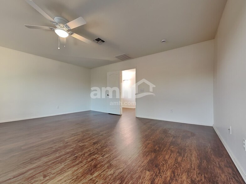 Building Photo - 433 E Penny Ln