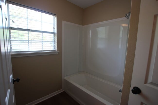 Building Photo - Remodeled 2 bedroom 1 bath rental in West ...