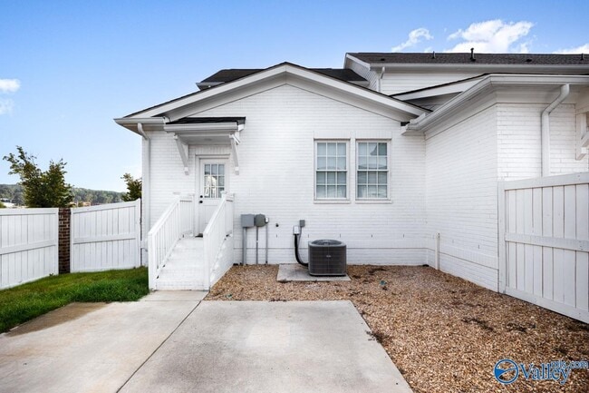 Building Photo - 200 St Louis St