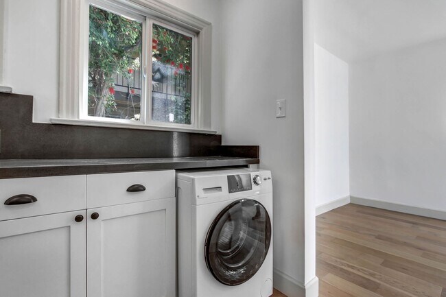 Building Photo - Beautiful 1 Bed / 1 Bath Apartment in the ...