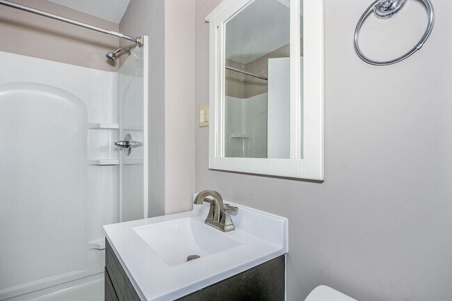 Building Photo - 545 Riverview Ave