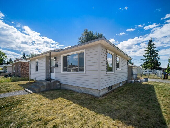 Building Photo - Charming Northwest Spokane Home | Minutes from Audubon Park & Downriver Golf Course