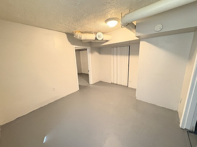 Building Photo - 2000 Kraft St