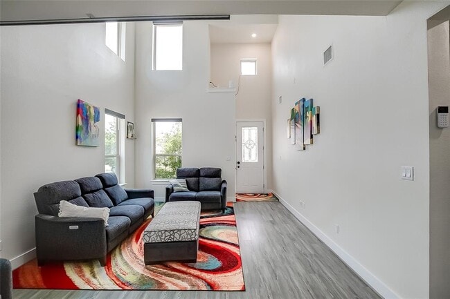 Building Photo - 15912 Cadoz Dr