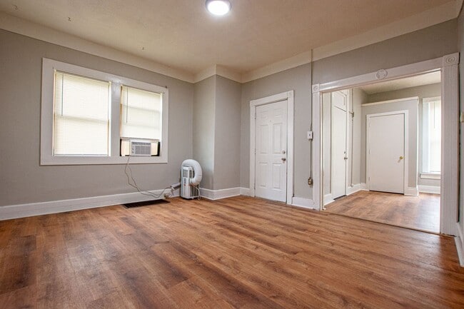 Building Photo - 2 Bedroom / 1 Bath House
