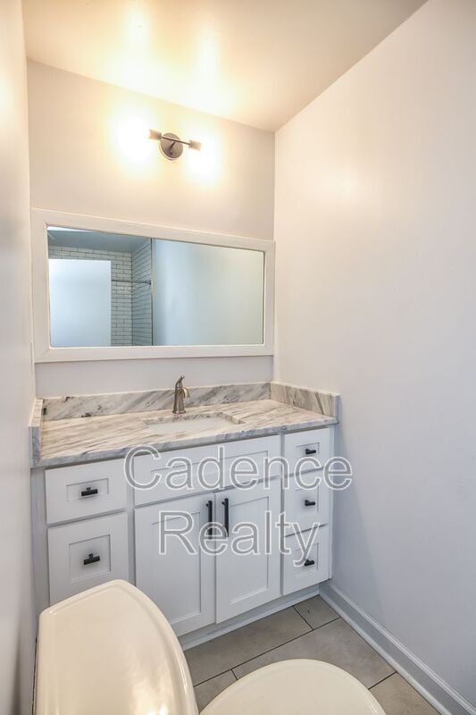 Building Photo - 9 Castlewood Dr