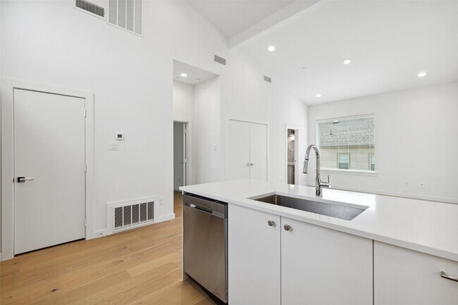 Building Photo - 6144 Oram St