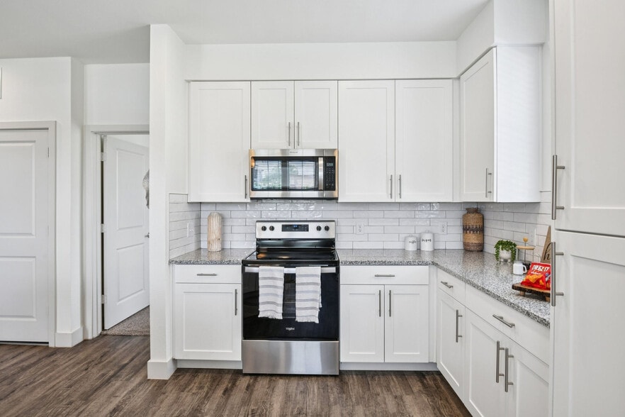 Primary Photo - Lakecrest Apartments