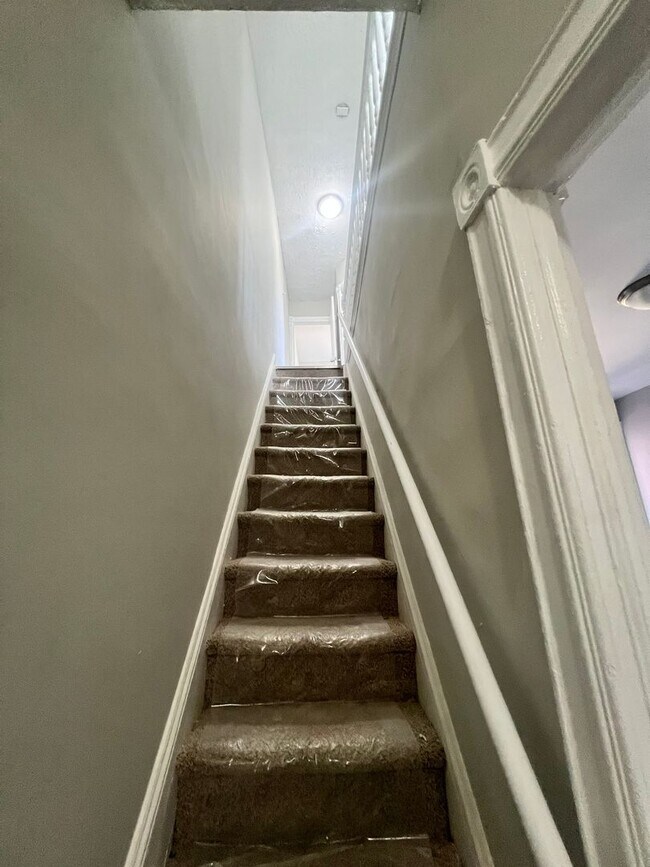Building Photo - 4 Bedroom | 1 Bath