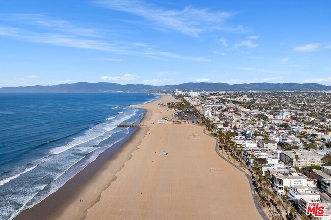 Building Photo - 3007 Ocean Front Walk