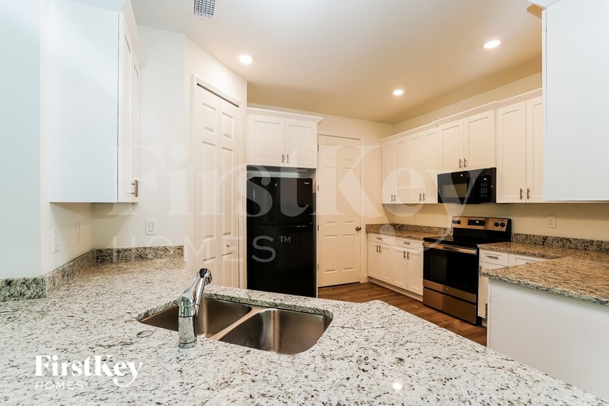 Building Photo - 741 Chestnut St E