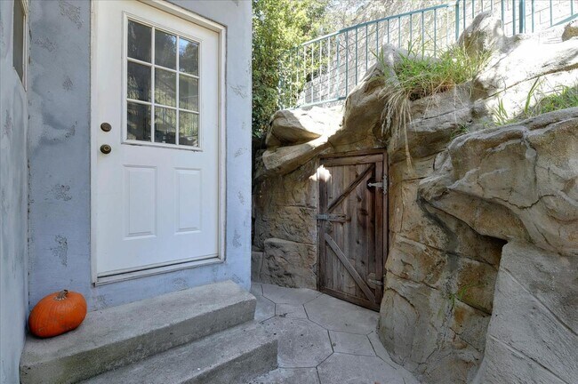 Building Photo - 8527 Wonderland Ave