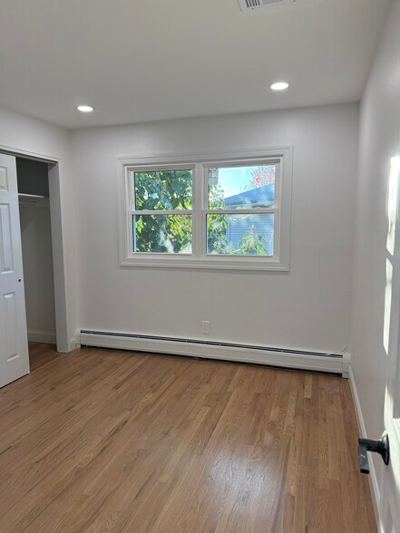 Building Photo - 6 Oak Ln