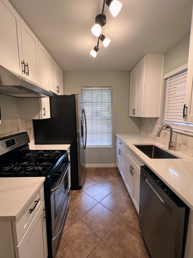 Kitchen - 10623 Golden Quail Dr