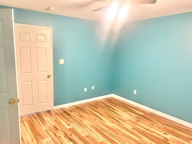 Building Photo - Charming 3BR Townhouse Near Shopping & Doctors Hospital