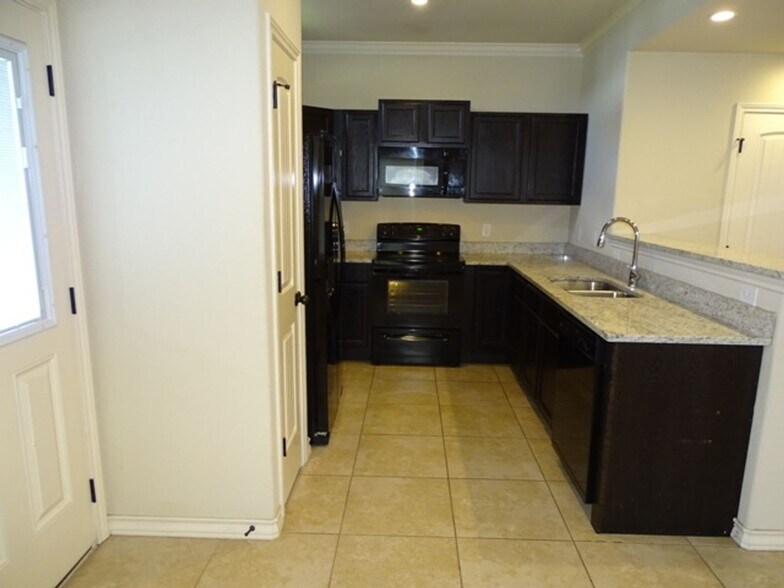 Building Photo - 7054 Lakeview Dr