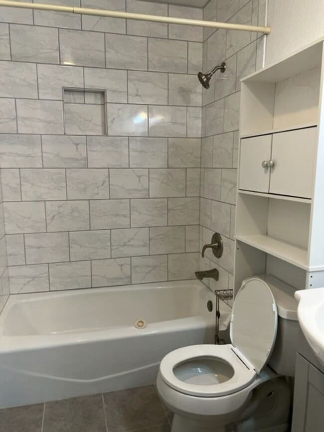 Building Photo - 3BD 2BA 2CAR Garage Townhouse located in L...