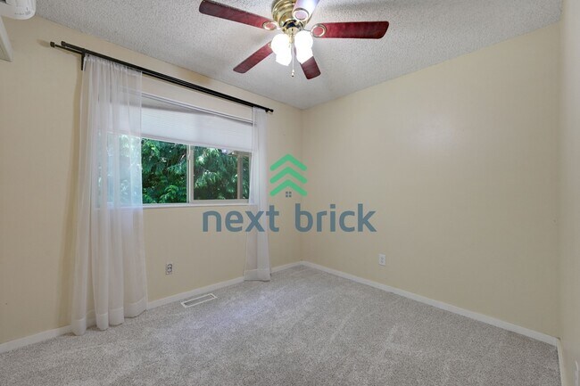 Building Photo - Expansive 4-Bedroom Sammamish Residence w/ Private Guest Suite & Included internet and landscaping.