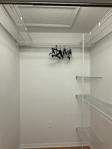 Building Photo - 9532 Darien Ave