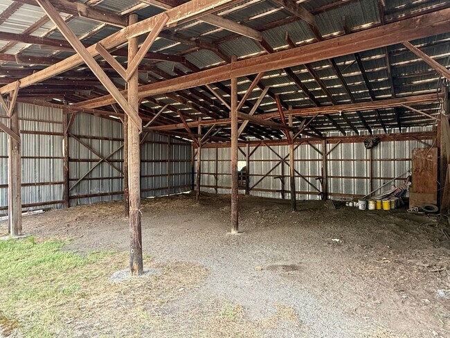 Building Photo - 2 Bedroom 1 Bath 1500 Sq/Ft home on Acreage in Medical Lake with 3 Car Garage & Out Building