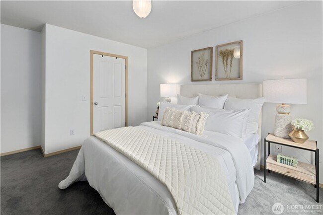 Building Photo - Spacious 3bd/3ba Townhouse