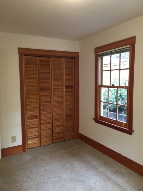 Building Photo - Charming home in great location with private studio unit