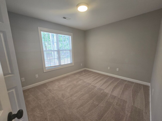Building Photo - NEW LISTING!!!!