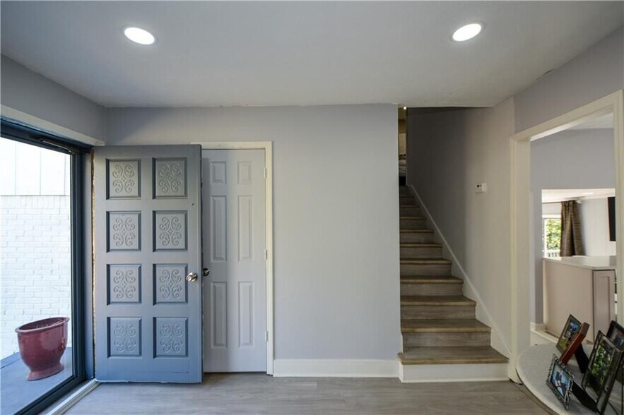 Building Photo - 643 Navarre Dr