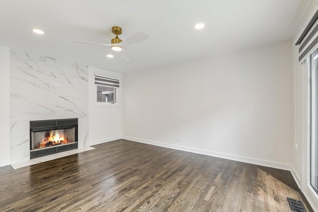 Building Photo - 1308 S Plymouth Ct