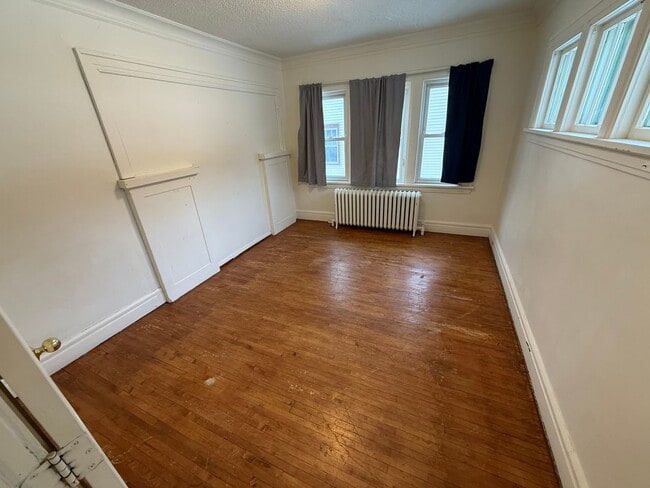 Building Photo - Duluth MN 6-Bedroom - 2-Bath - 2-Car Garage