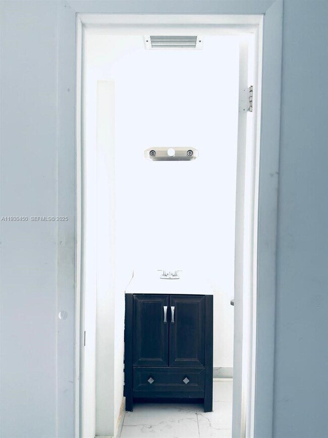 Building Photo - 1401 NE 191st St