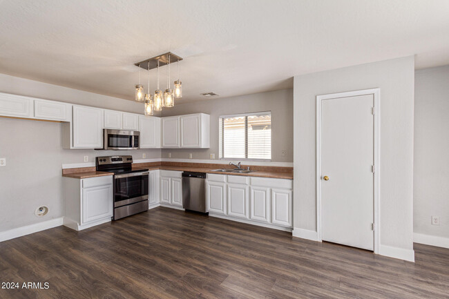 Building Photo - 1009 S 239th Dr