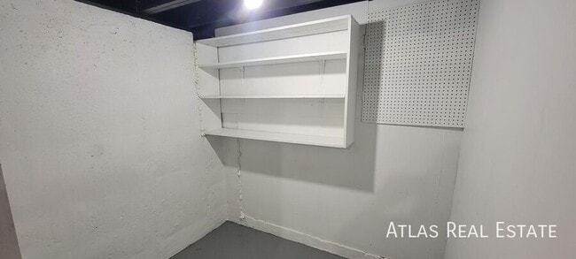 Building Photo - 4912 N Sycamore Dr