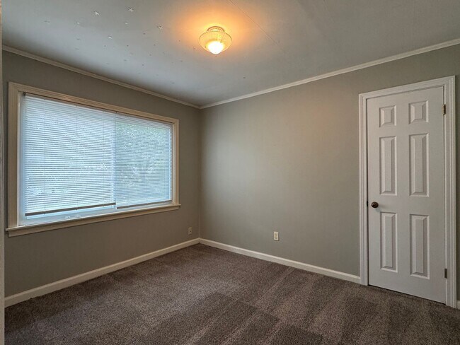 Building Photo - Move in Ready Prairie Village Ranch + Fenc...